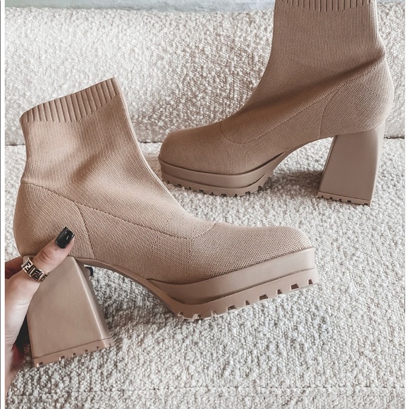 Beige slip on boots, ankle boots 8.5 - Picture 2 of 10